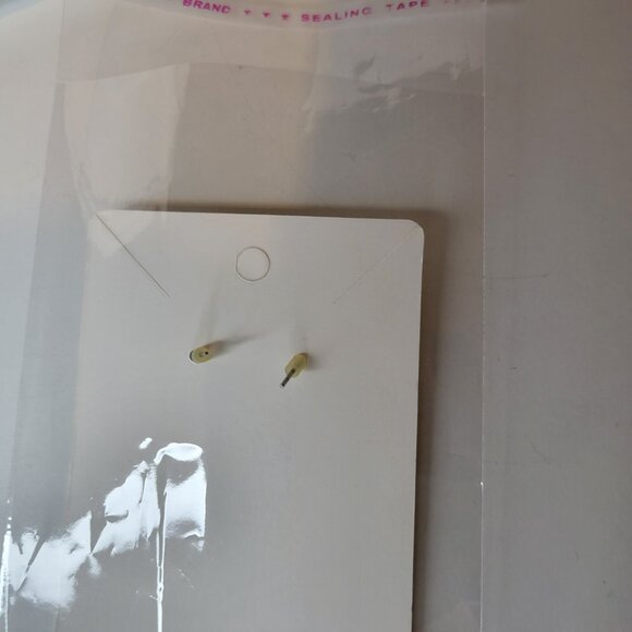 💥Free with Purchase Clear Stone Stud Silvertone Pierced Stud Earrings - Picture 3 of 3